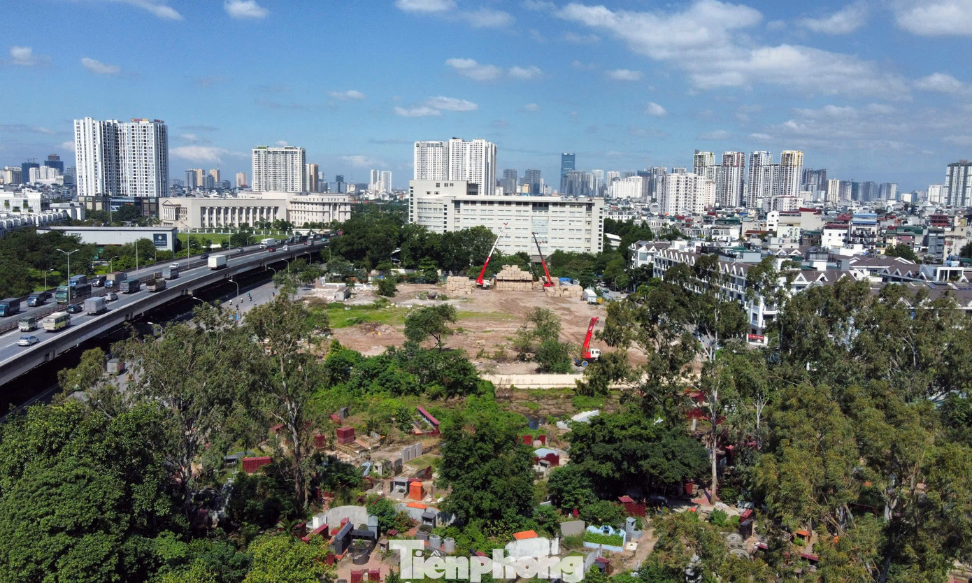 Theo ghi nhận của PV Tiền Phong, ô đất CT4 có mặt tiền ở vị trí đắc địa, nằm cạnh đường Vành đai 3, giáp Đại học Thăng Long. Tại ô đất này chủ đầu tư đang dọn dẹp mặt bằng, tập kết máy móc. tp-khu-do-thi-moi-dai-kim2.jpg