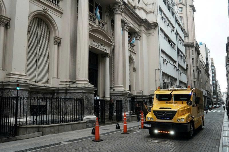 Quốc gia đồng minh ký thỏa thuận 20 tỷ USD với Mỹ để ‘cứu’ đồng nội tệ giữa lạm phát 200% - ảnh 1