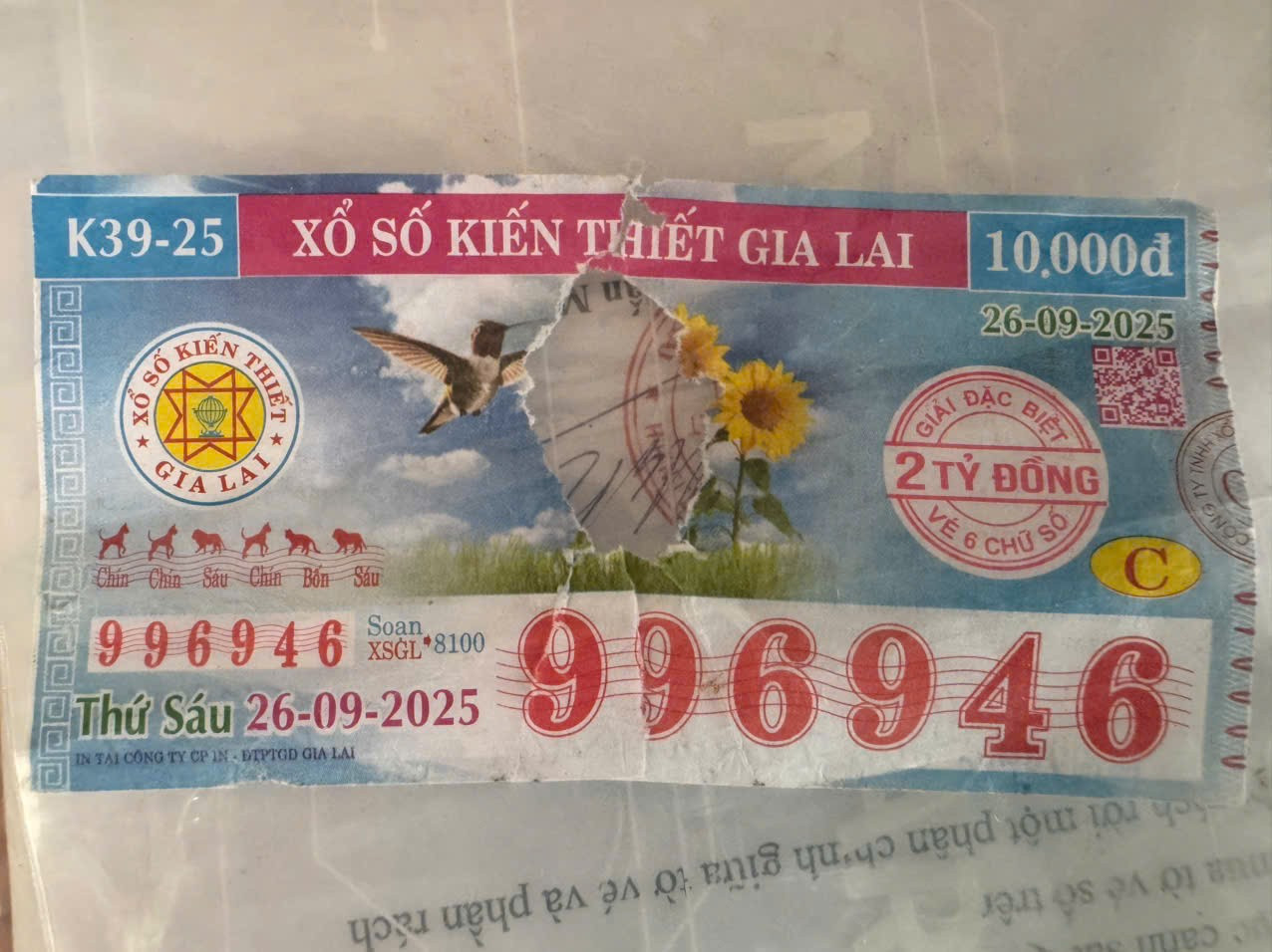 Tờ vé số trúng giải đặc biệt bị rách tạo lỗ thủng ở giữa khiến ông L. chưa thể nhận thưởng. 29951601d63b5b65022a.jpg