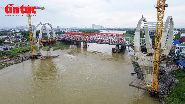 Cây cầu 1.800 tỷ thay thế cây cầu hơn 100 tuổi sẽ bị phá dỡ ở Hà Nội dần thành hình, mục tiêu thông xe trong năm sau- Ảnh 2. Cây cầu 1.800 tỷ thay thế cây cầu hơn 100 tuổi sẽ bị phá dỡ ở Hà Nội dần thành hình, mục tiêu thông xe trong năm sau- Ảnh 2.
