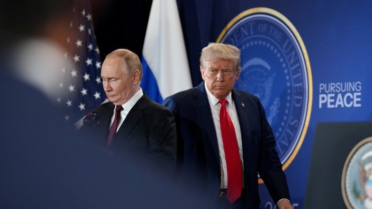 Tổng thống Nga Vladimir Putin và Tổng thống Mỹ Donald Trump. (Ảnh: Getty Images) 68f7b8d385f5402f26028ea9.jpg
