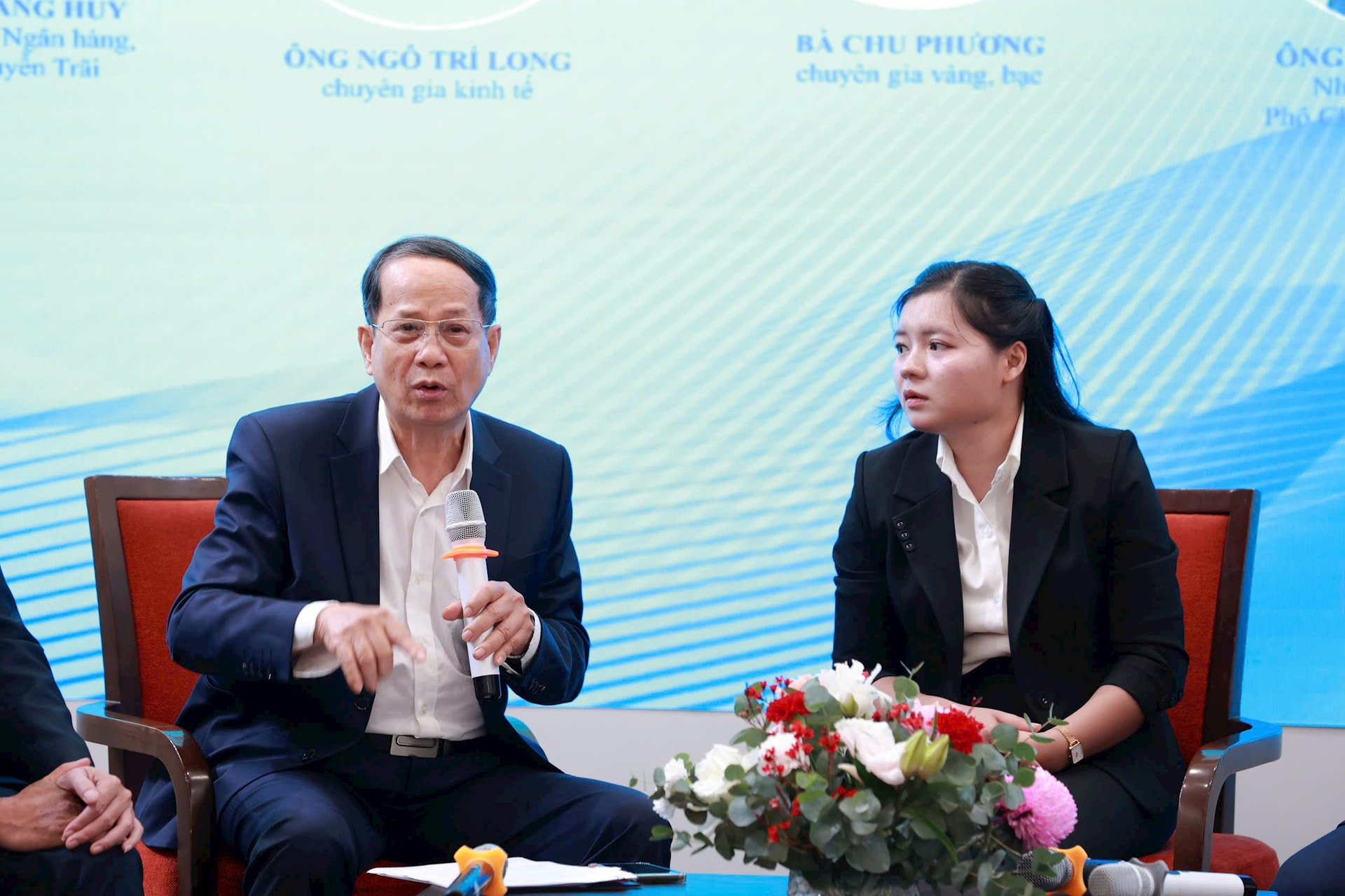 Bà Chu Phương (bên phải)