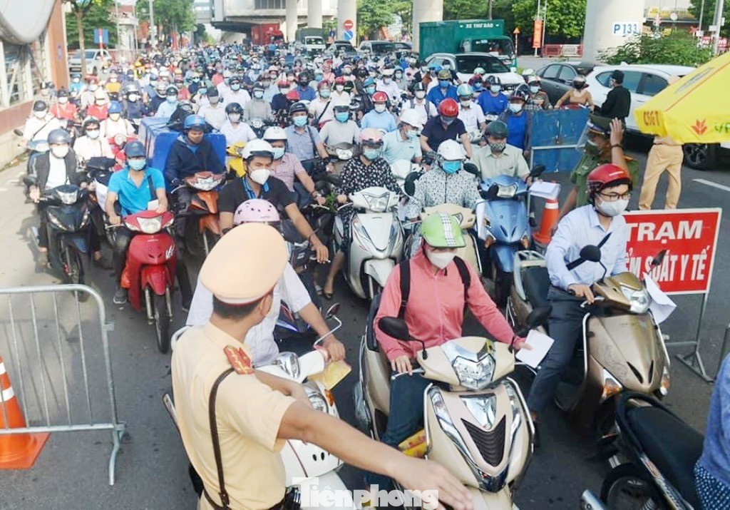 Trưởng Phòng CSGT Hà Nội cho biết, nếu bố trí lệch giờ đi học, đi làm ùn tắc sẽ chuyển biến rõ rệt. tp-291.jpg