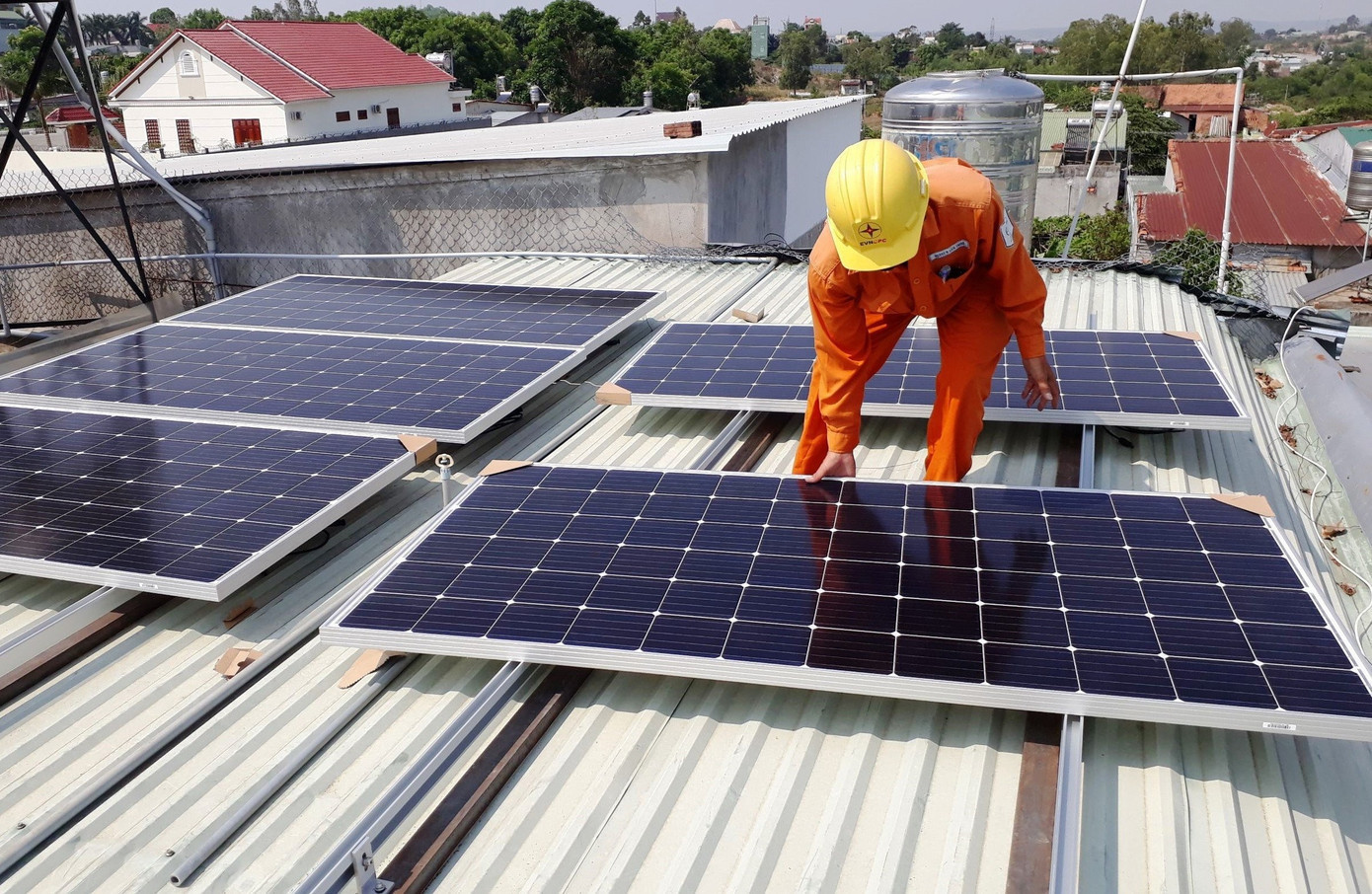 Người dân khi lắp điện mặt trời mái nhà trong trường hợp có đấu nối với hệ thống điện quốc gia sẽ phải gửi thông báo qua UBND cấp xã. a1.jpg