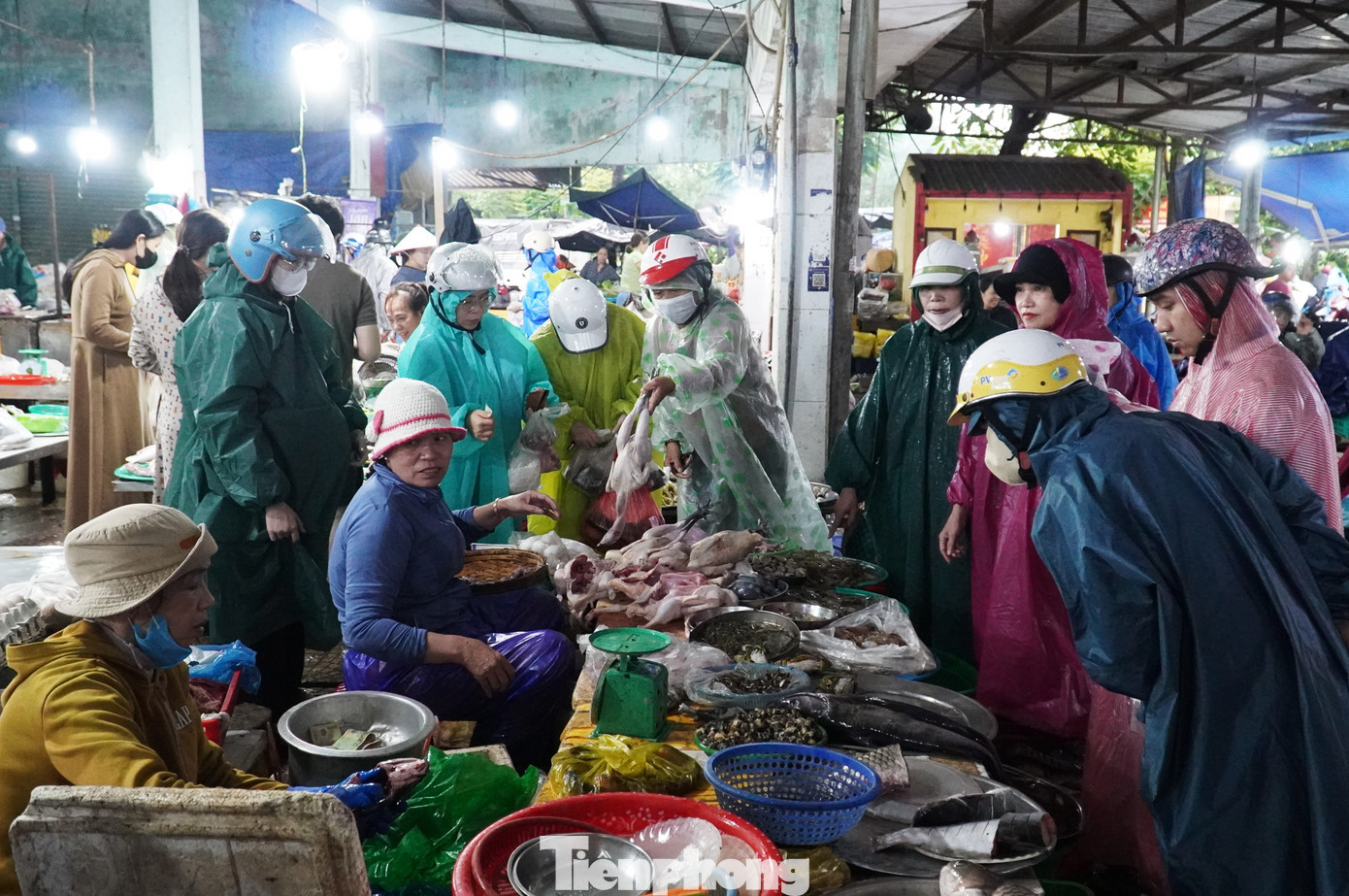Chị Thúy Đào (33 tuổi, phường Cẩm Lệ) cho hay, chị dậy từ 4h để đi chợ. tp-thuc-pham-15.jpg