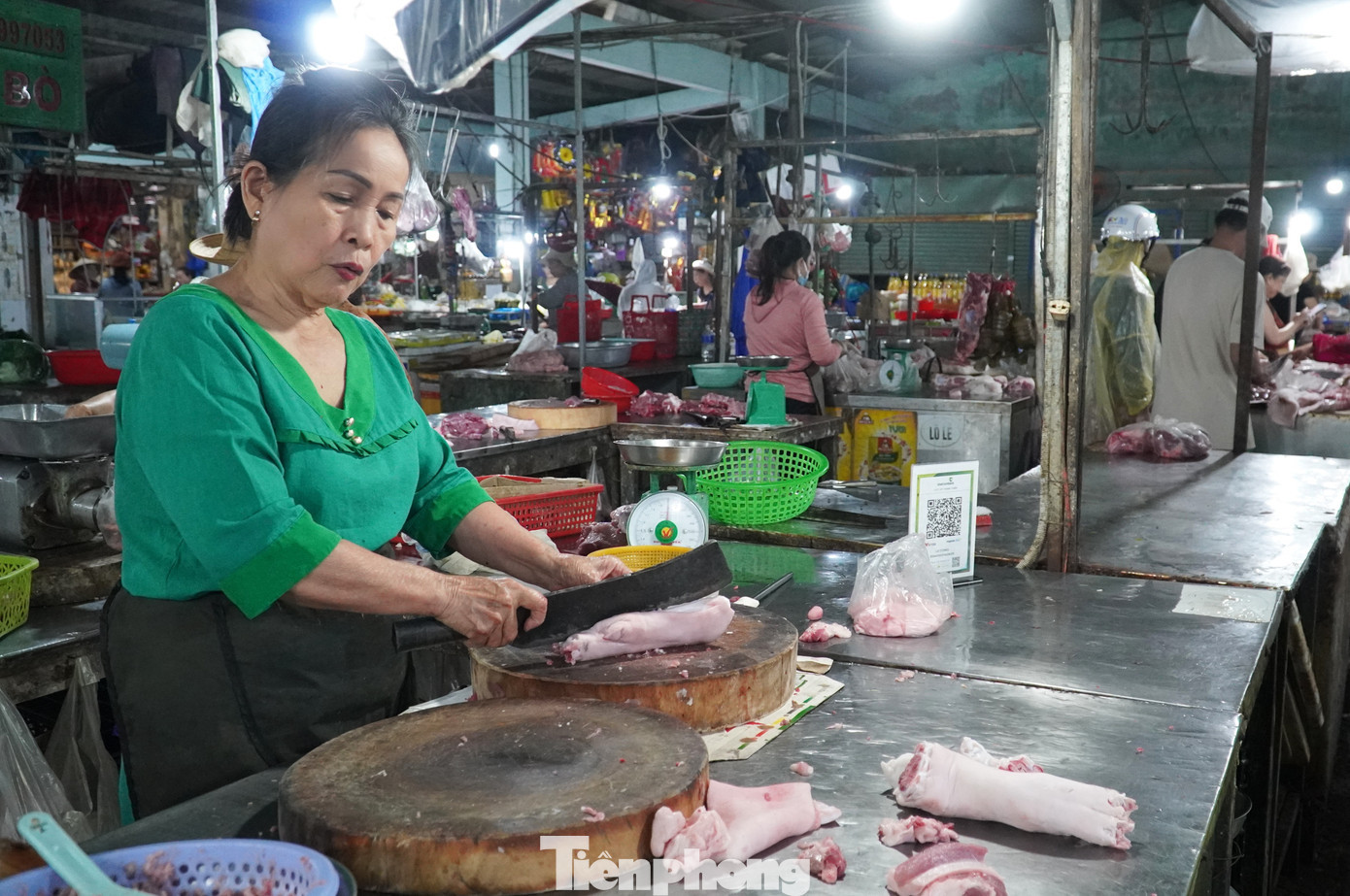 Bà Phượng (tiểu thương bán thịt heo) cho hay gần 5 giờ sáng, quầy hàng của bà đã đông kín khách. Khoảng hai tiếng sau, toàn bộ thịt đã bán gần hết sạch, chỉ còn vài miếng nhỏ. tp-chodn.jpg