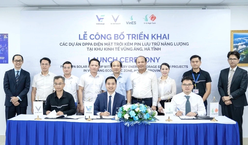 Đại diện các bên ký thỏa thuận hợp tác tại Lễ công bố triển khai các dự án DPPA điện mặt trời kèm pin lưu trữ năng lượng tại Khu kinh tế Vũng Áng, Hà Tĩnh. Ảnh VinGroup