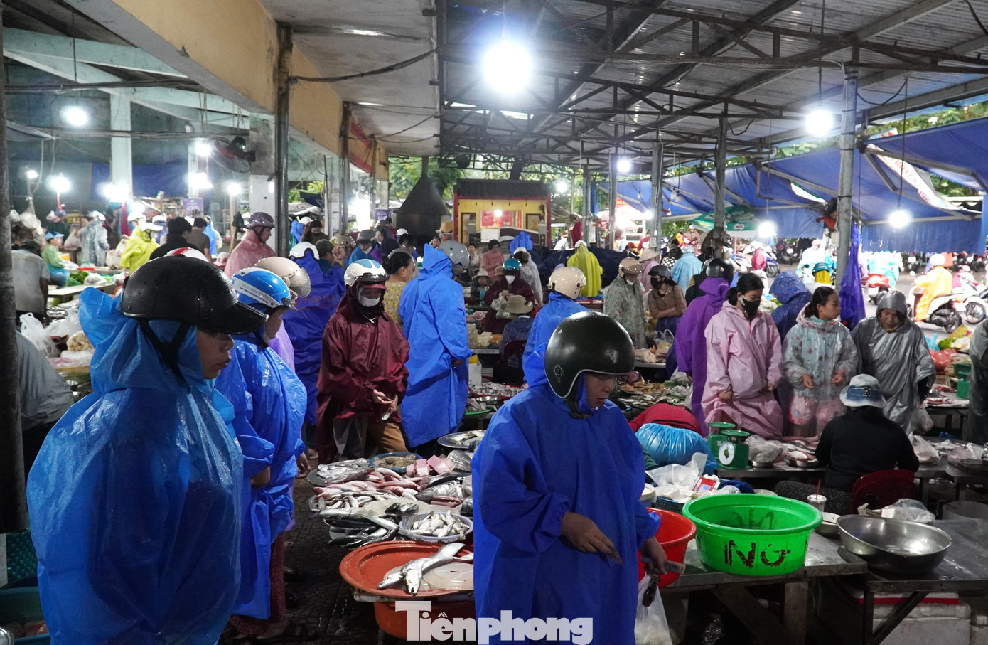 Tại chợ Hòa Cầm (phường Cẩm Lệ), người dân đổ xô đi mua thực phẩm tích trữ. Cả khu chợ đông kín người từ mờ sáng. Ảnh: Thanh Hiền. tp-thuc-pham-13.jpg