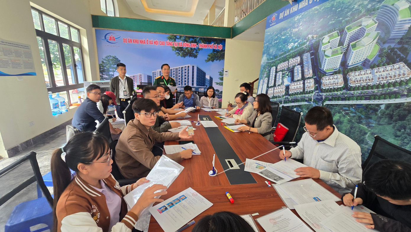 Bên cạnh đó, lãnh đạo Ban Quản lý dự án Tổng Công ty 319 sẽ trực thường xuyên tại khu vực nhận hồ sơ để hỗ trợ, giải đáp thắc mắc của người dân liên quan đến dự án. 1000030655.jpg