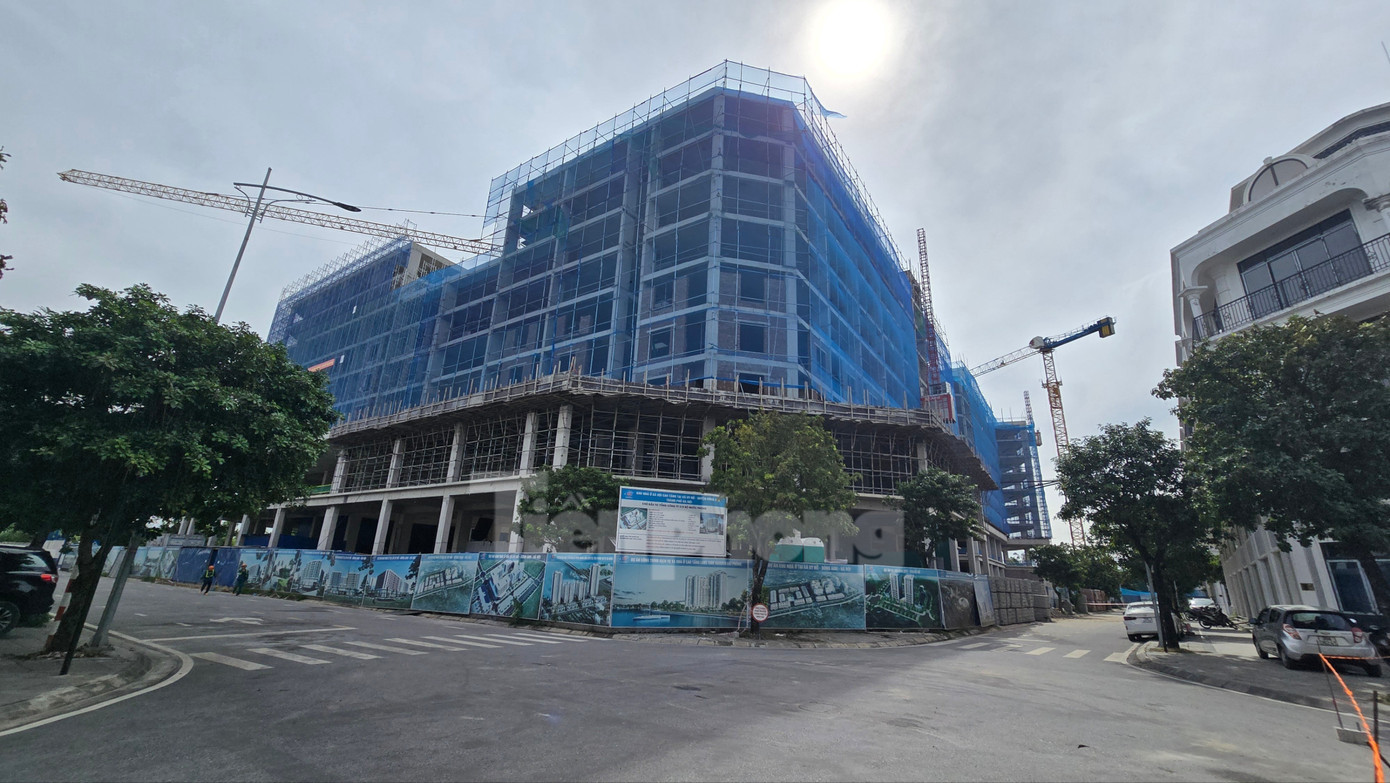 Từ ngày 21/10, chủ đầu tư là Tổng công ty 319 Bộ Quốc phòng bắt đầu nhận hồ sơ mua nhà ở xã hội Uy Nỗ (xã Đông Anh, Hà Nội). Theo ghi nhận, mặc dù đến 8 giờ 30 phút, chủ đầu tư mới tiếp nhận hồ sơ nhưng ngay từ 7 giờ, dòng người đã xếp thành hàng dài. Nhiều người cho biết, họ đã túc trực tại đây từ 2-4 giờ sáng để giữ chỗ để được nộp sớm. 1000030726-884.jpg