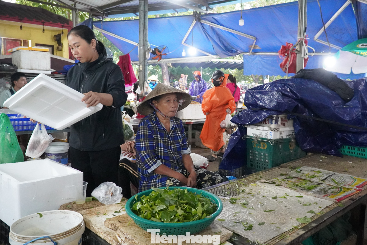 Rổ rau cuối cùng của tiểu thương lúc trời vừa sáng. Để phòng chống bão và đợt mưa kéo dài nhiều ngày, Đà Nẵng lưu ý người dân chuẩn bị lương thực, nhu yếu phẩm tích trữ ít nhất trong 3 ngày. tp-thuc-pham-18.jpg