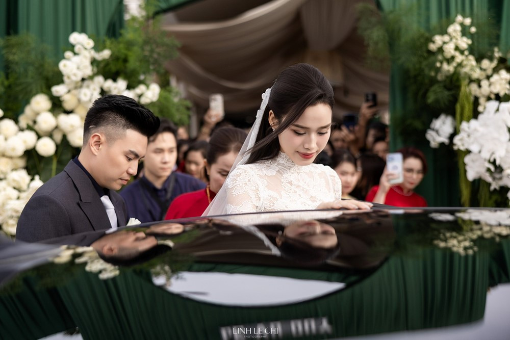 Vì sao vợ Chủ tịch Tập đoàn Sơn Hải không trực tiếp vào nhà Hoa hậu Đỗ Thị Hà đón dâu? - ảnh 1