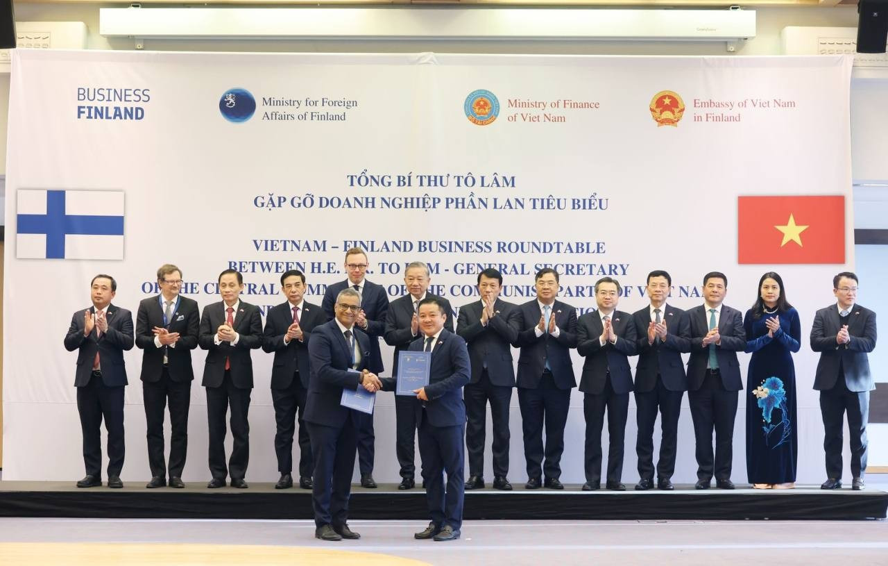 Ông Huỳnh Quang Liêm - Tổng Giám đốc VNPT và ông TL Viswanathan, Thành viên Ban lãnh đạo, Giám đốc sản phẩm Tập đoàn F-Secure trao Biên bản ghi nhớ dưới sự chứng kiến của Tổng Bí thư Tô Lâm (Ảnh: TTXVN). vnpt-f-secure.jpg