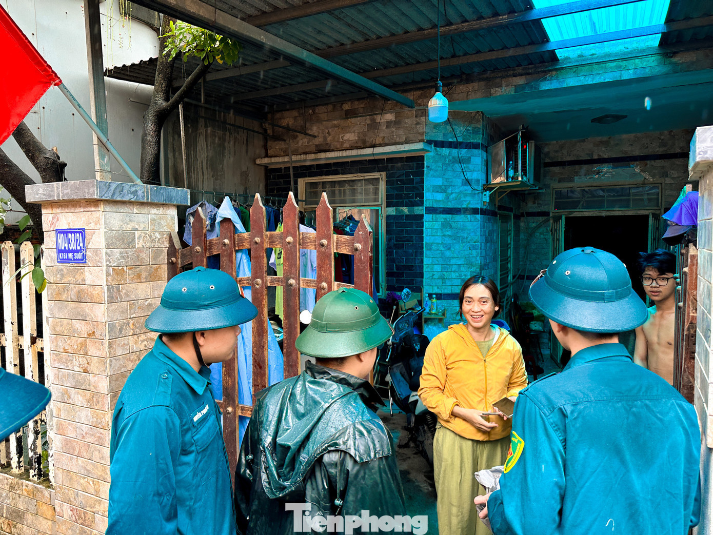 Đại diện lãnh đạo UBND phường Hòa Khánh cho biết, khu vực đường Âu Cơ và tuyến đường Mẹ Suốt là những điểm thường xuyên xảy ra ngập úng, đặc biệt trong các trận mưa lớn như vừa qua. Hiện địa phương đã triển khai lực lượng túc trực, ưu tiên hàng đầu việc bảo đảm an toàn tính mạng cho người dân. tp-didoinguoidanvungngapimg-4539.jpg