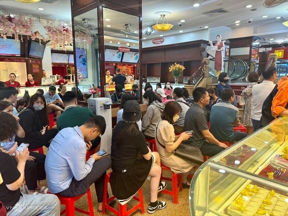 nguoi-dan-do-xo-di-mua-vang-1.jpg