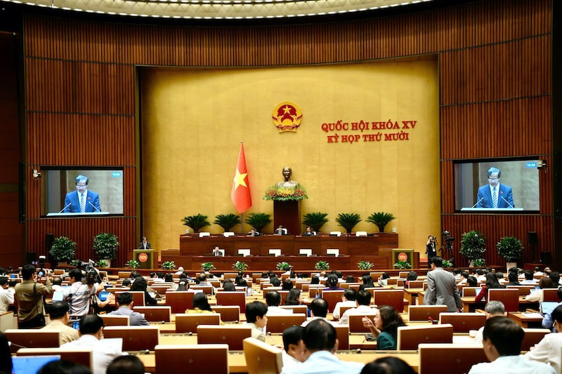 trinh-quoc-hoi-sua-ba-luat-ve-giao-duc1761097689 (1)