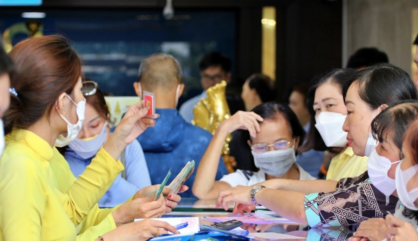 gia-vang-giam-cuc-manh-nha-dau-tu-khoc-rong-vi-lo-20250408100826.jpg