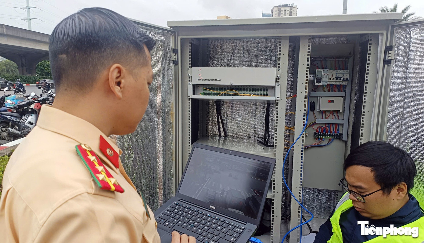 Cán bộ CSGT Hà Nội kiểm tra hình ảnh từ hệ thống camera AI. a1.jpg