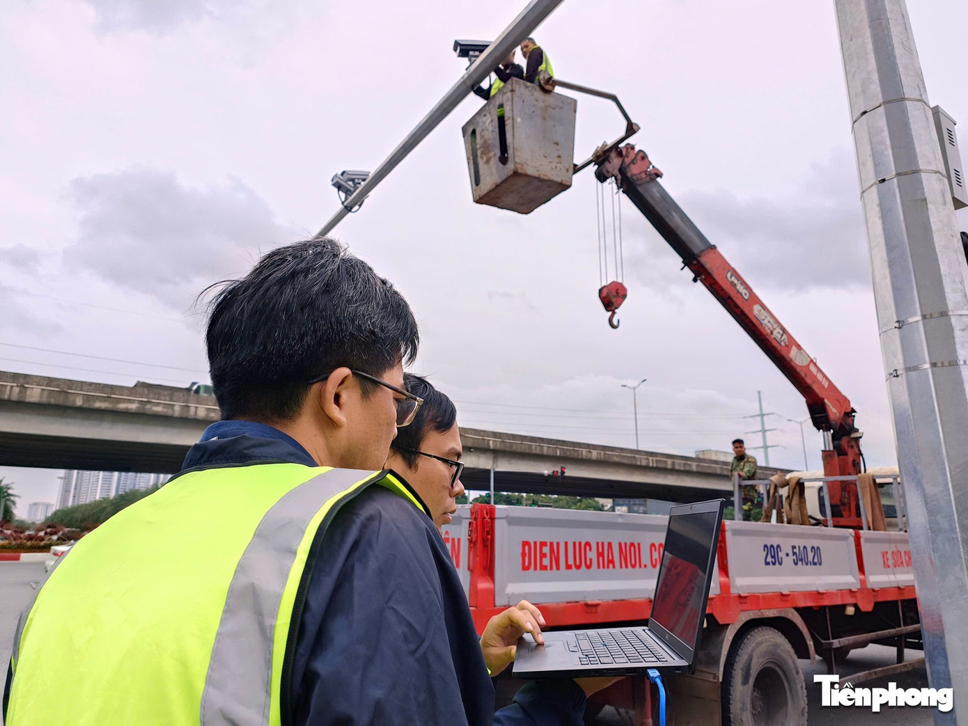 Cán bộ, nhân viên Công ty Cổ phần đầu tư công nghệ và giải pháp TFS kiểm tra hệ thống camera AI. a6.jpg