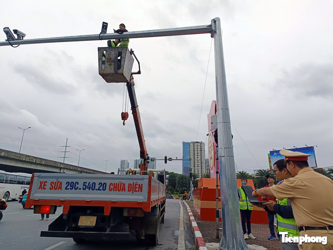 Sáng 23/10, Phòng CSGT Công an TP Hà Nội phối hợp với Công ty Cổ phần đầu tư công nghệ và giải pháp TFS lắp đặt, kiểm tra hệ thống camera AI trên tuyến đường Phạm Hùng - Trần Duy Hưng. a2.jpg