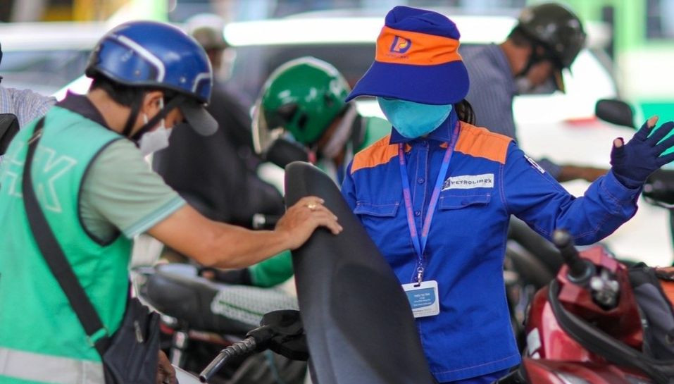 Giá xăng dầu giảm từ 15h chiều nay. gia xang dau 2.jpeg