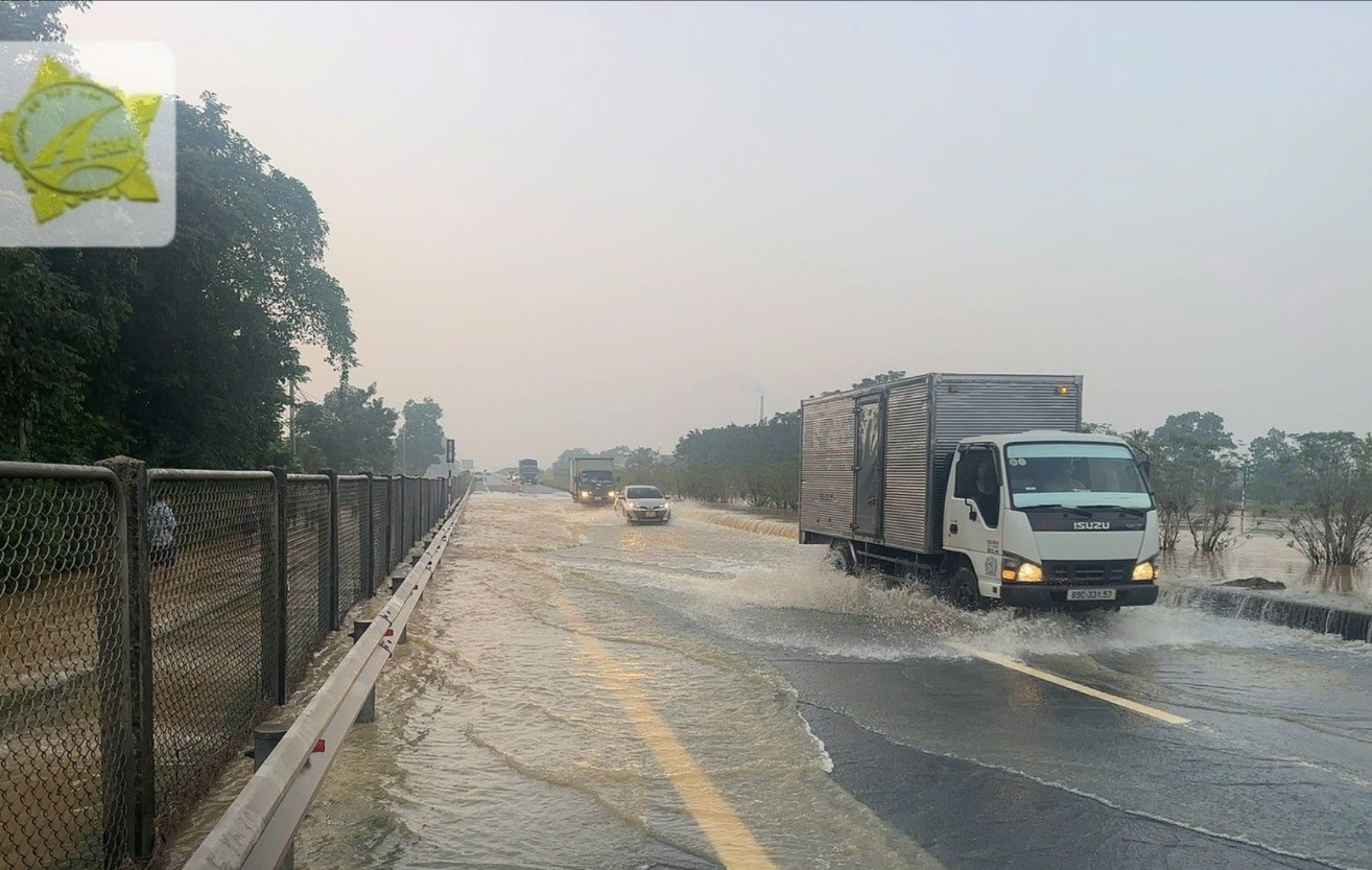 Cục Đường bộ Việt Nam yêu cầu cắm biển cảnh báo và nghiêm cấm phương tiện qua lại khu vực mất an toàn. Ảnh minh họa: Cục ĐBVN. image-6399.jpg