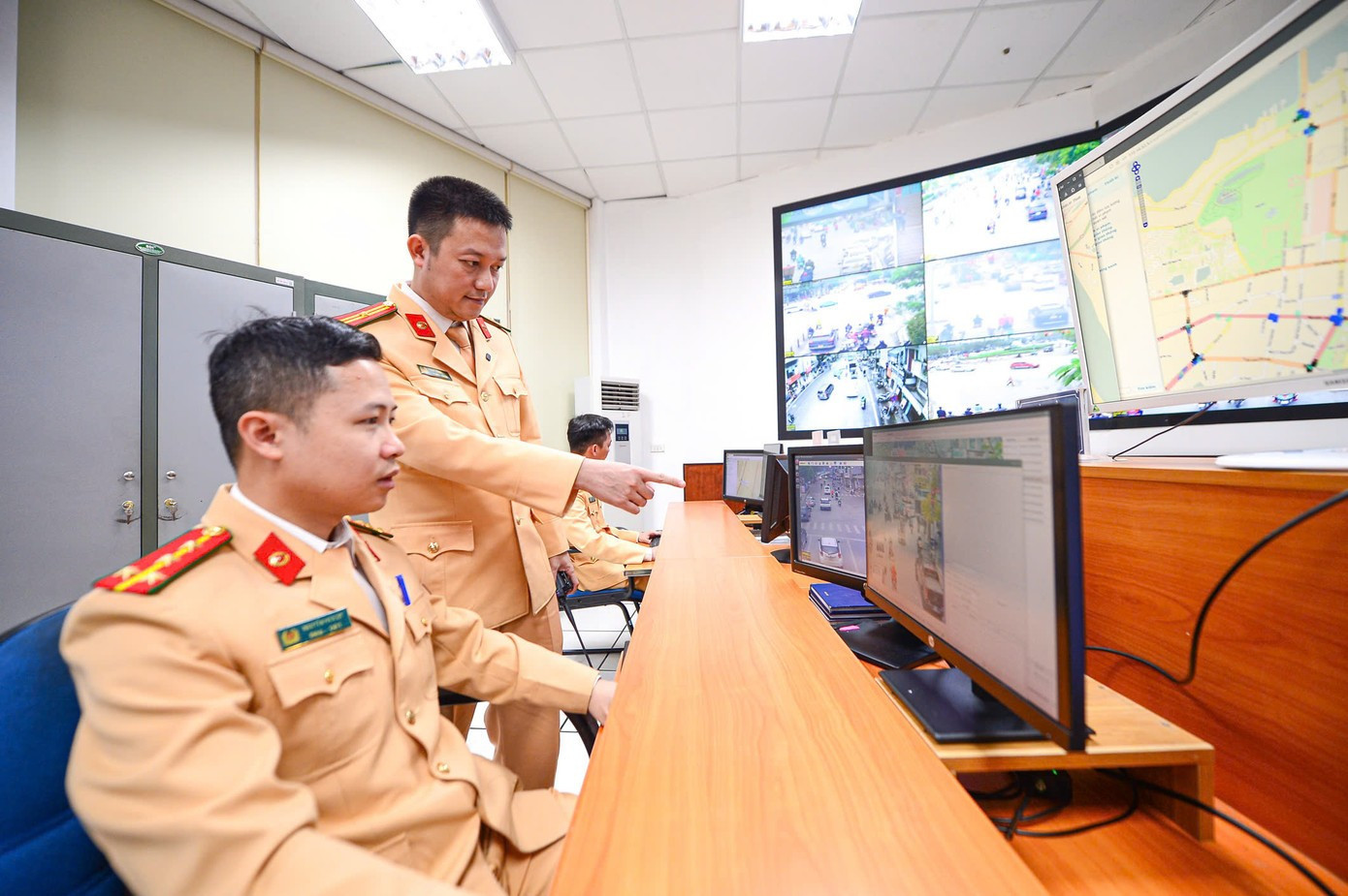 Cán bộ, chiến sĩ Phòng CSGT Hà Nội làm nhiệm vụ tại trung tâm. trung-tam-chi-huy-2.jpg