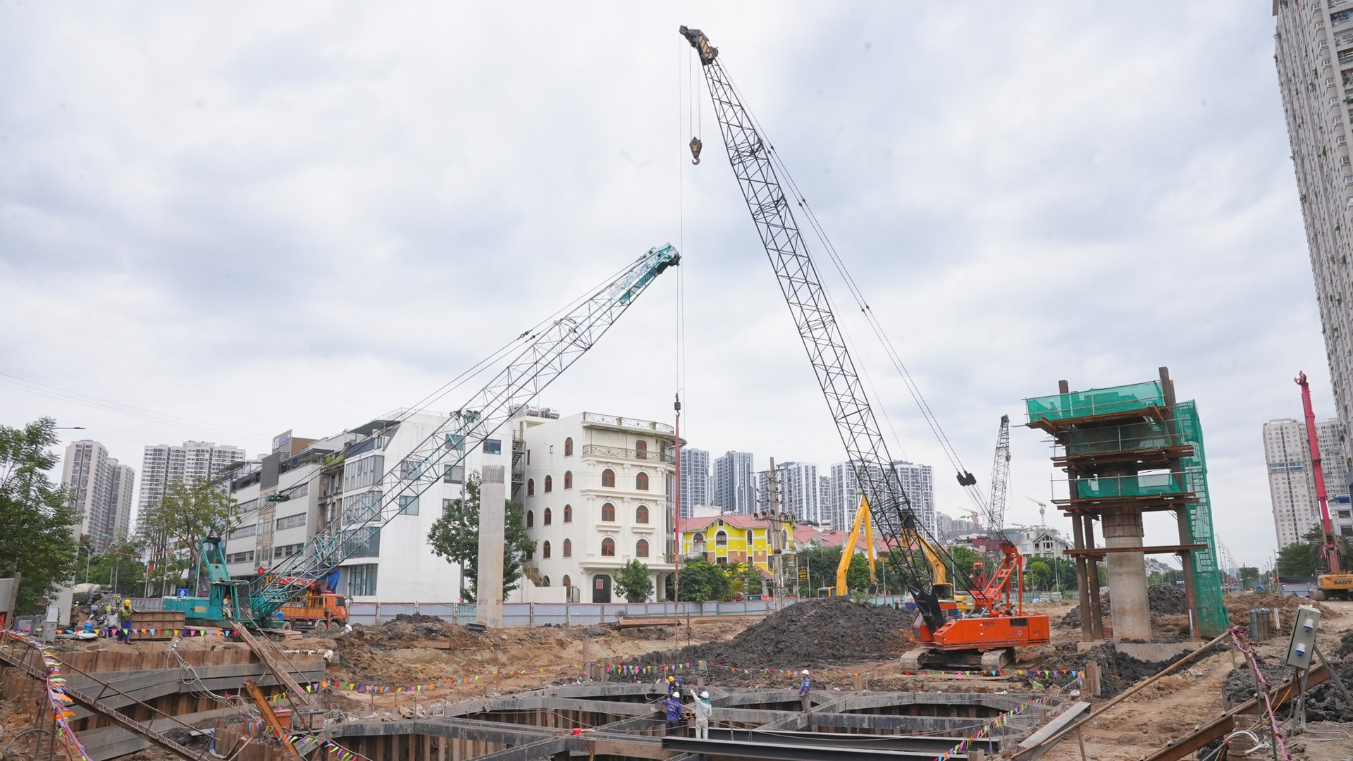 Nút giao 2.400 tỷ kết nối đường vành đai với đại lộ dài và đẹp nhất Việt Nam: Không khí thi công được đẩy mạnh, dự kiến hoàn thành trước hạn- Ảnh 6. Nút giao 2.400 tỷ kết nối đường vành đai với đại lộ dài và đẹp nhất Việt Nam: Không khí thi công được đẩy mạnh, dự kiến hoàn thành trước hạn- Ảnh 6.