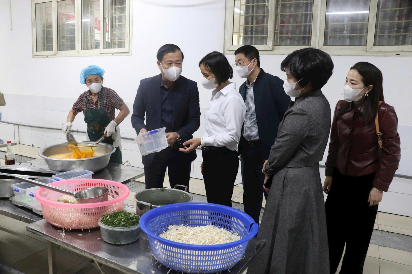 Đoàn liên ngành Ban ATTP thành phố kiểm tra bếp ăn bán trú tại Trường Tiểu học Cự Khê (ảnh: Thu Minh) kiem-tra-tai-cu-khe.jpg