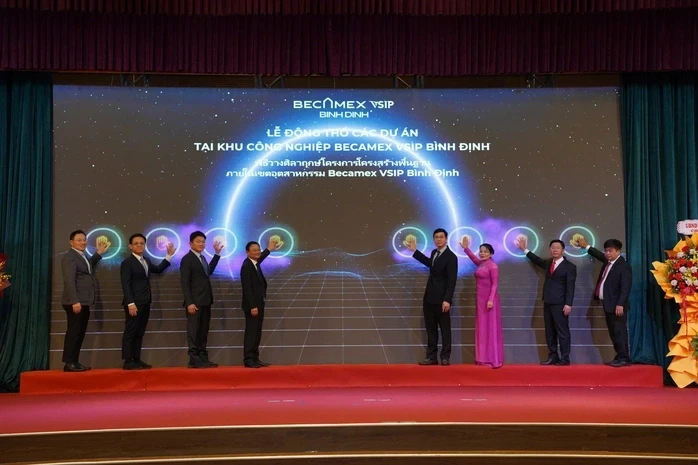 Đại biểu thực hiện nghi thức động thổ các dự án tại KCN Becamex VSIP Bình Định