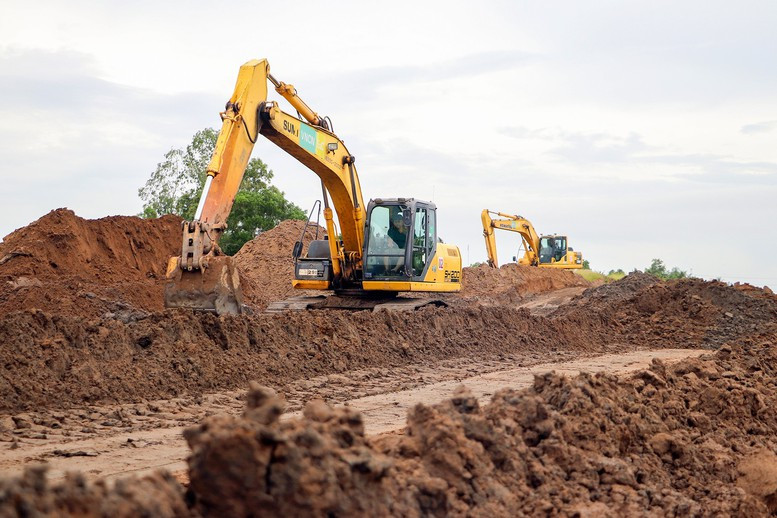 Công trường thi công tuyến cao tốc Cà Mau - Cần Thơ. Nguồn ảnh: Báo Xây dựng Công trường thi công tuyến cao tốc Cà Mau - Cần Thơ. Nguồn ảnh: Báo Xây dựng