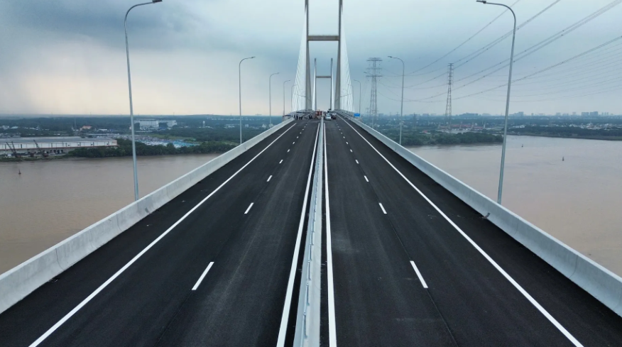 Sắp hoàn thành cây cầu dây văng có tĩnh không cao nhất Việt Nam- Ảnh 2. Sắp hoàn thành cây cầu dây văng có tĩnh không cao nhất Việt Nam- Ảnh 2.