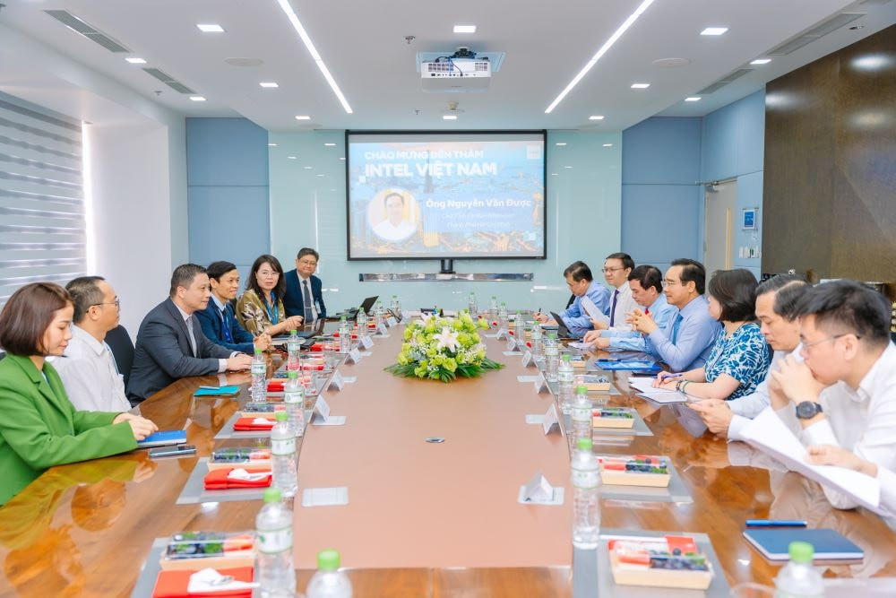 24-10-25 Toàn cảnh làm việc Intel