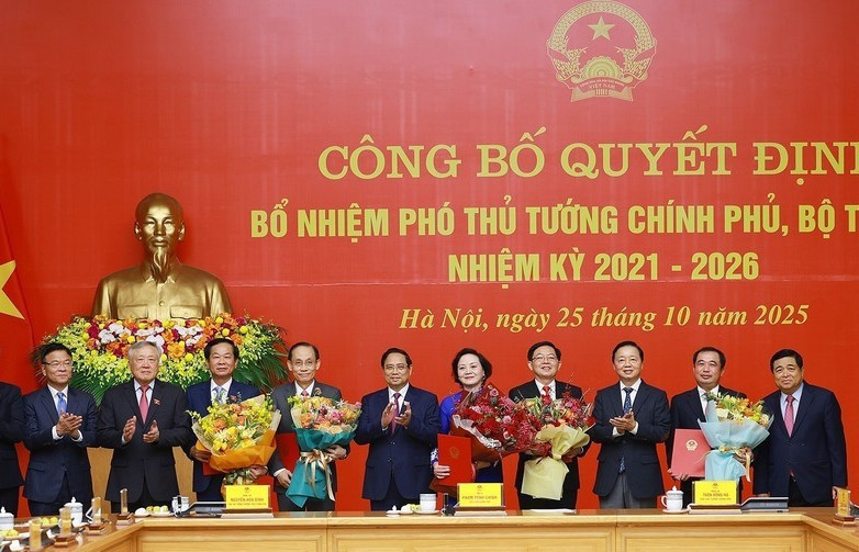 thu-tuong-trao-quyet-dinh-bo-nhiem-pho-thu-tuong-chinh-phu-bo-truong-nhiem-ky-2021-2026-8361968-6.jpg