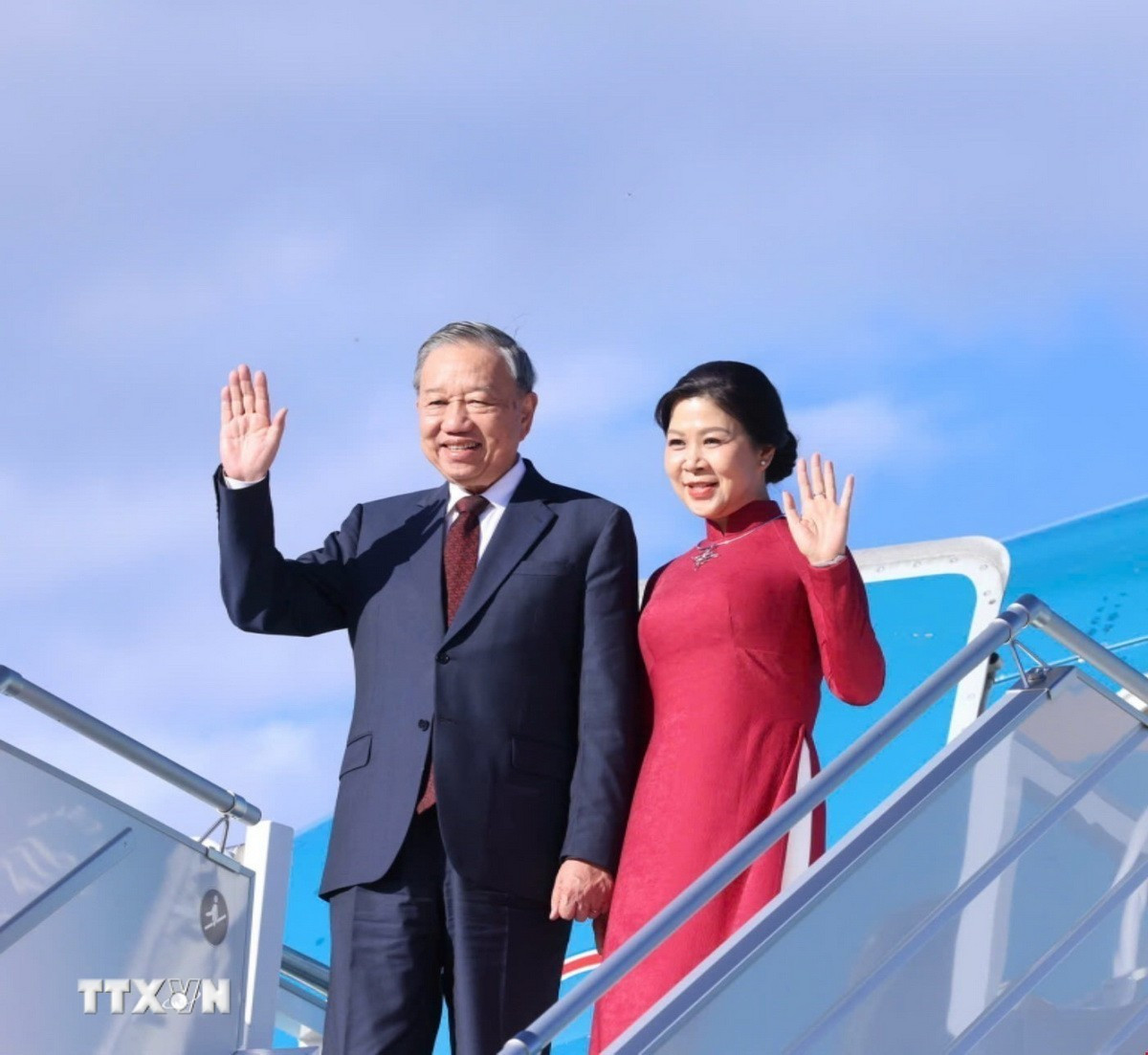 Tổng Bí thư Tô Lâm và Phu nhân tại sân bay quốc tế Sofia. (Ảnh: Thống Nhất/TTXVN) 3.jpg