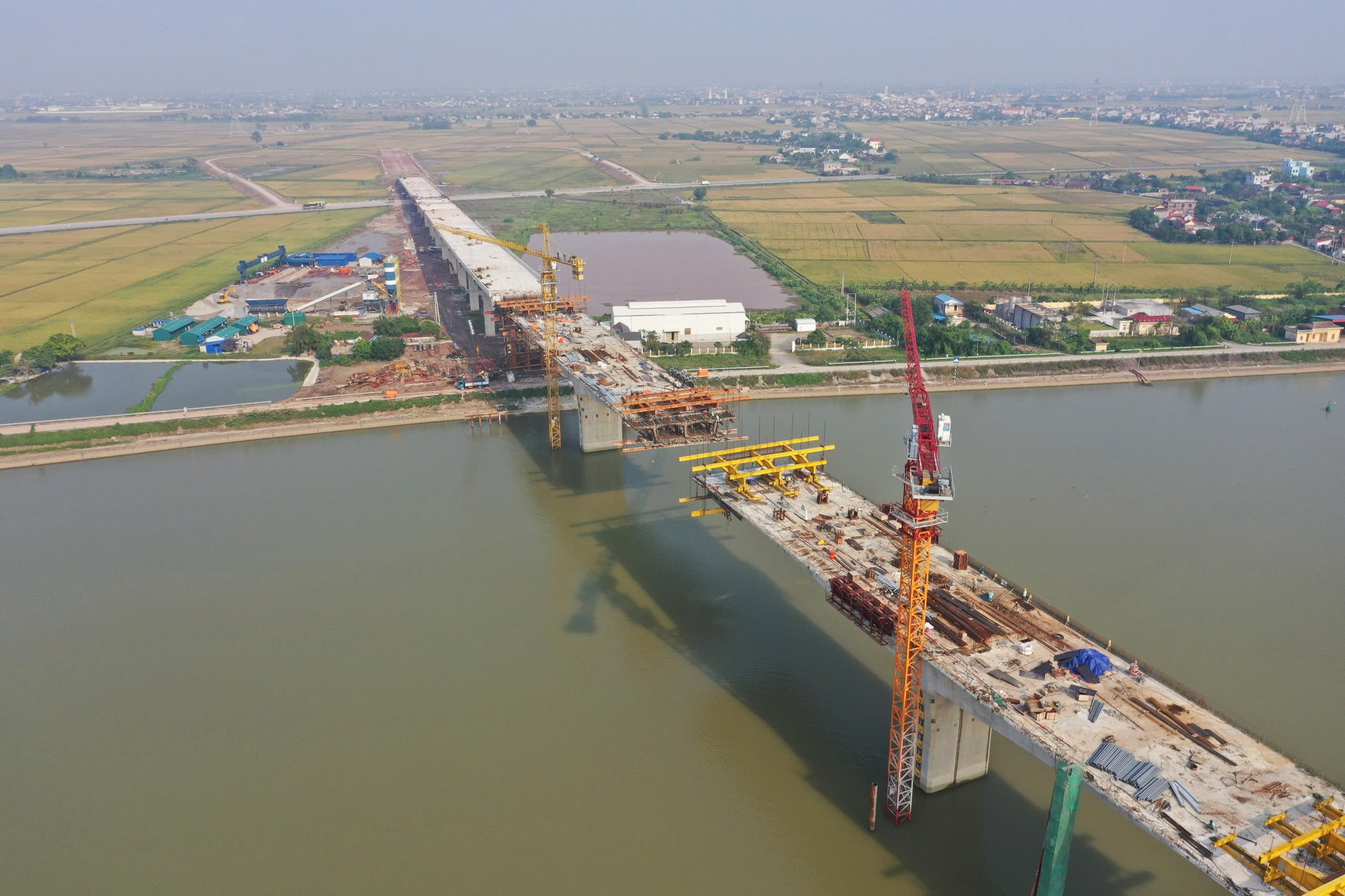 Cây cầu gần 700 tỷ nối đôi bờ tỉnh Ninh Bình đã hoàn thiện, tạo trục giao thông ven biển quan trọng- Ảnh 1.