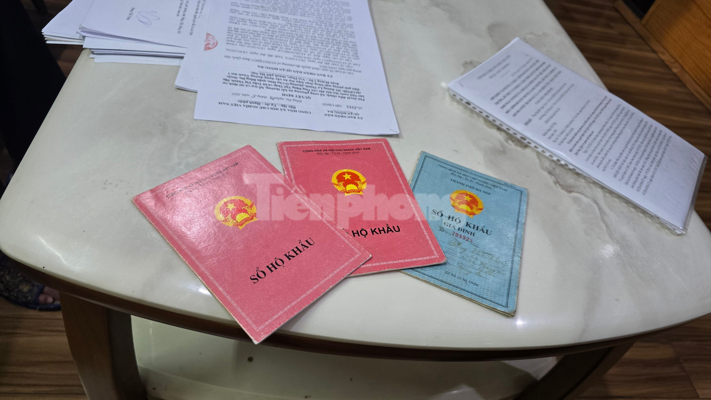 3 cuốn sổ hộ khẩu của gia đình ông Đặng Thế Tháp 1000030116-2338.jpg