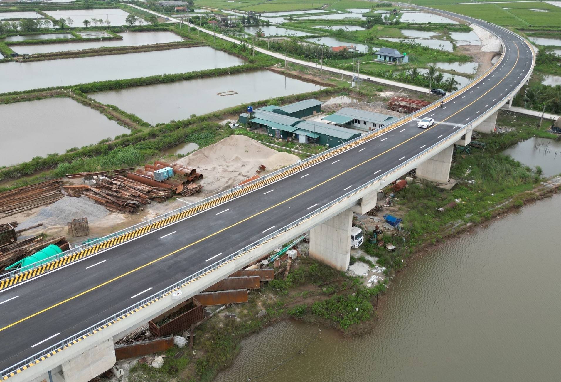 Cây cầu gần 700 tỷ nối đôi bờ tỉnh Ninh Bình đã hoàn thiện, tạo trục giao thông ven biển quan trọng- Ảnh 2.