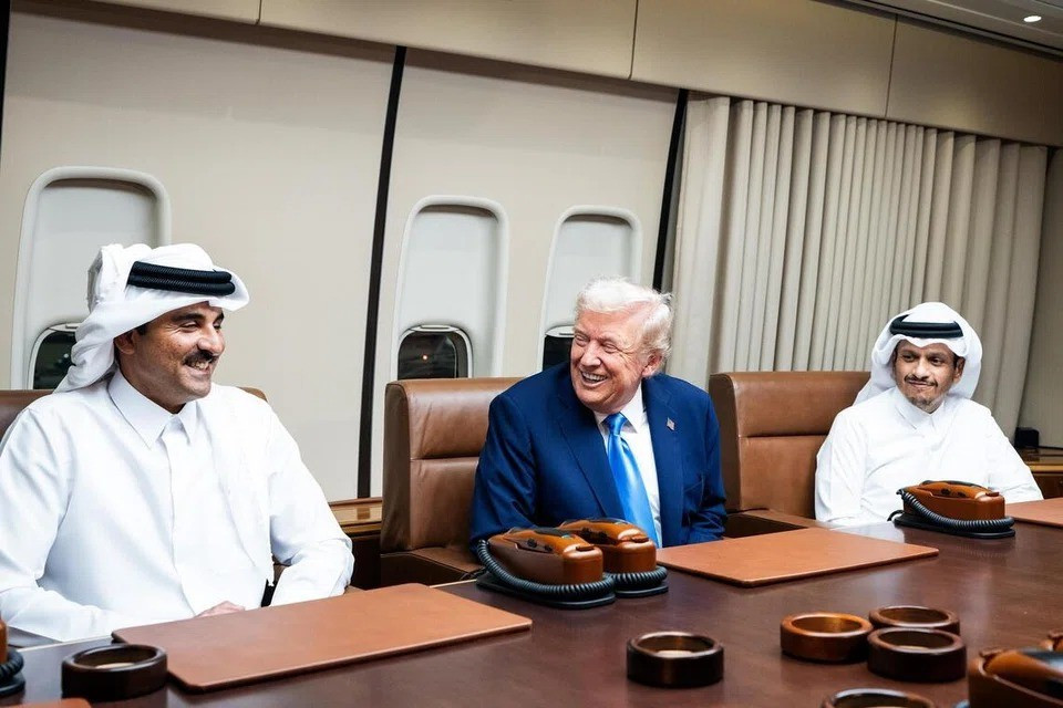 Quốc vương Qatar Tamim bin Hamad Al Thani (trái) và Thủ tướng Qatar Mohammed bin Abdulrahman bin Jassim Al Thani trên chuyên cơ Không lực Một, ngày 25/10. (Ảnh: NY Times) 021be04f97cef9fa49ed129d87105691.jpg