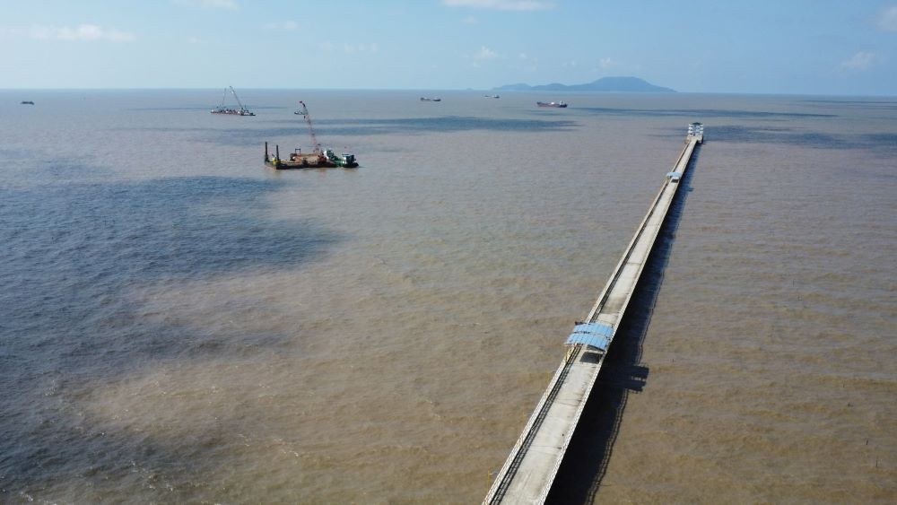 Cảng biển Hòn Khoai đang được xây dựng, với đường dẫn nối thẳng từ đất liền ra đảo, kỳ vọng tạo đột phá cho kinh tế Cà Mau thời gian tới. 0b551bf1592ed170883f.jpg