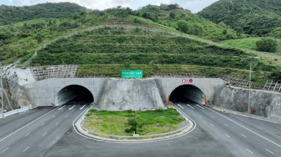 Hầm xuyên núi duy nhất Việt Nam trải bê tông nhựa toàn bộ: Huy động 1.500 công nhân cùng 500 thiết bị thi công, áp dụng kỹ thuật đặc biệt hàng đầu thế giới- Ảnh 1. Hầm xuyên núi duy nhất Việt Nam trải bê tông nhựa toàn bộ: Huy động 1.500 công nhân cùng 500 thiết bị thi công, áp dụng kỹ thuật đặc biệt hàng đầu thế giới- Ảnh 1.