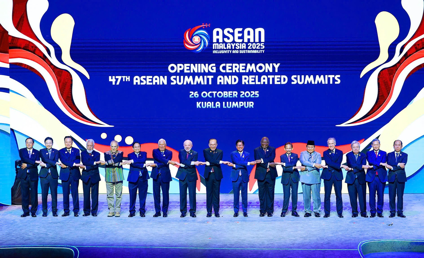 Thủ tướng Phạm Minh Chính cùng các nhà lãnh đạo ASEAN và các đối tác tại phiên khai mạc Hội nghị cấp cao ASEAN lần thứ 47 và các hội nghị liên quan. Ảnh: VGP img8750-17614487723491421288752.jpg