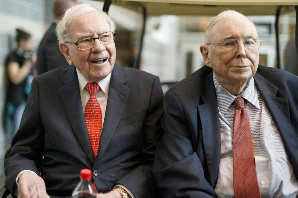 Luôn chê vàng nhưng ít ai biết tỷ phú Warren Buffett từng gom 4.000 tấn bạc, khiến thị trường toàn cầu chao đảo - ảnh 1