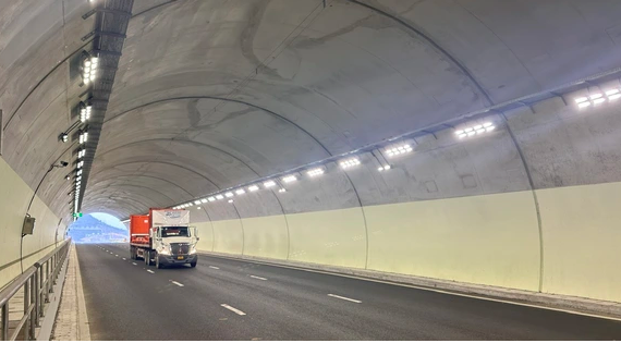 Hầm xuyên núi duy nhất Việt Nam trải bê tông nhựa toàn bộ: Huy động 1.500 công nhân cùng 500 thiết bị thi công, áp dụng kỹ thuật đặc biệt hàng đầu thế giới- Ảnh 2. Hầm xuyên núi duy nhất Việt Nam trải bê tông nhựa toàn bộ: Huy động 1.500 công nhân cùng 500 thiết bị thi công, áp dụng kỹ thuật đặc biệt hàng đầu thế giới- Ảnh 2.