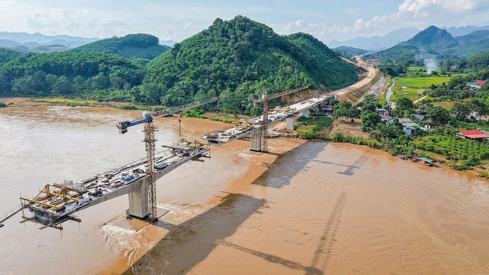 Công trường thi công tuyến cao tốc Tuyên Quang - Hà Giang. Nguồn ảnh: Deoca.vn