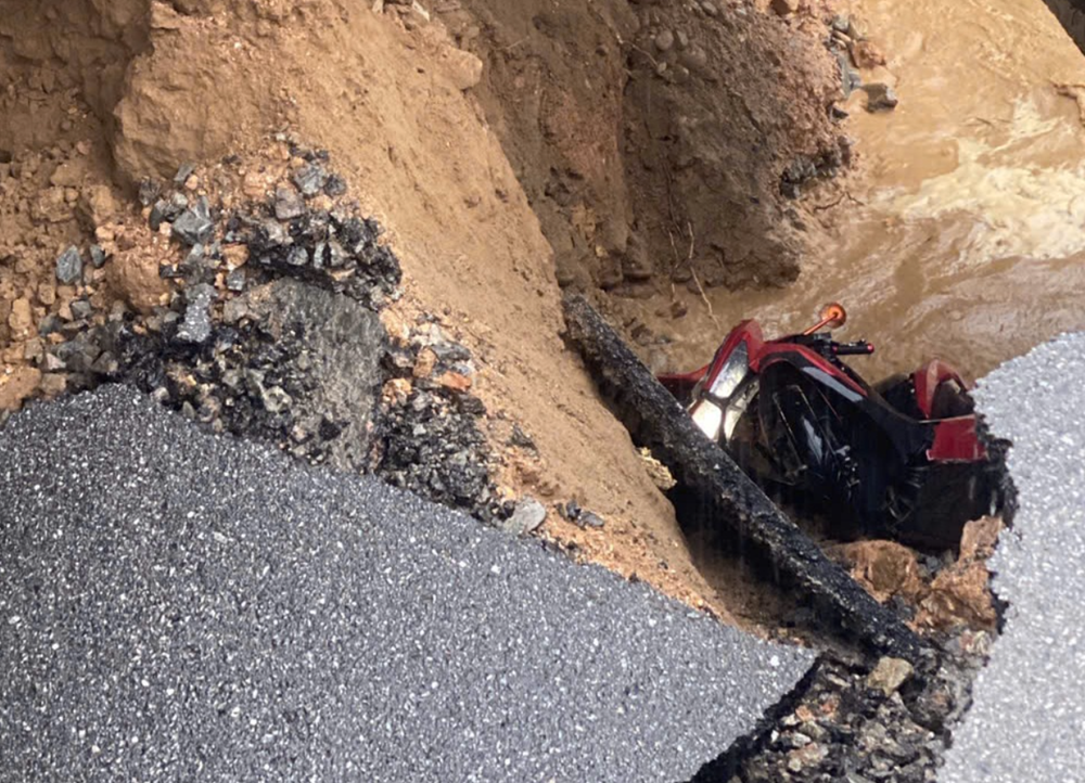 Xuất hiện ‘hố tử thần’ sâu 2m nuốt trọn người và xe máy ở Đà Nẵng - ảnh 2