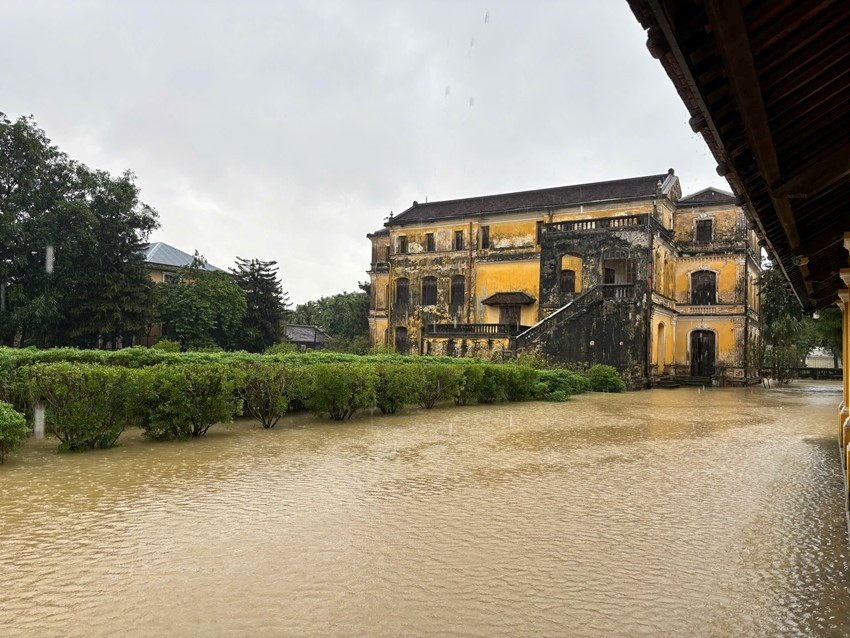 Lũ cuốn sập cầu ở Huế, hàng nghìn người bị cô lập trong biển nước - ảnh 3