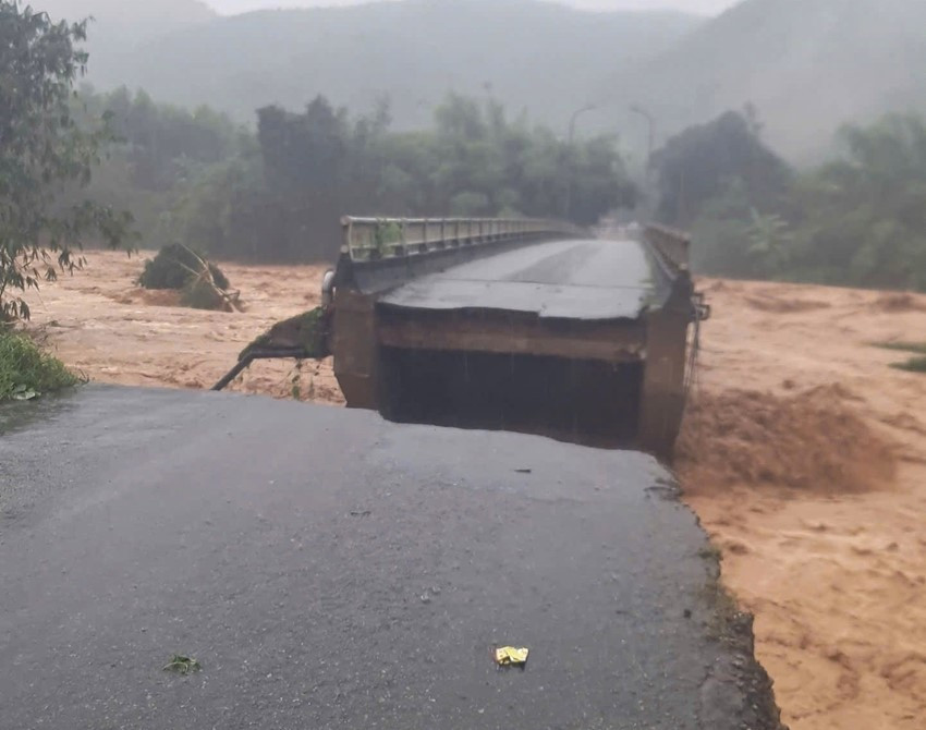 Lũ cuốn sập cầu ở Huế, hàng nghìn người bị cô lập trong biển nước - ảnh 1