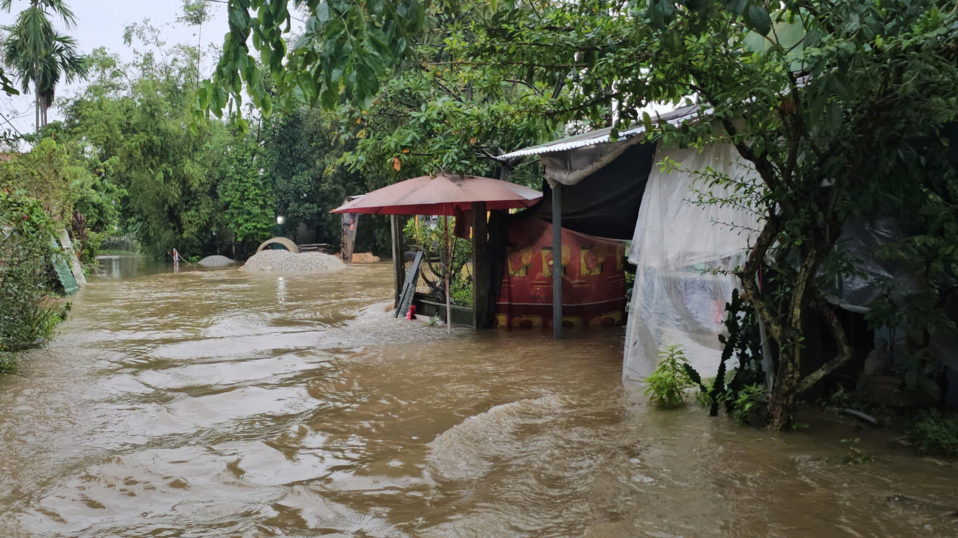 Nước chảy xiết trên mặt đường, gây nguy hiểm đi lại. ngap-lut-hue-3.jpg