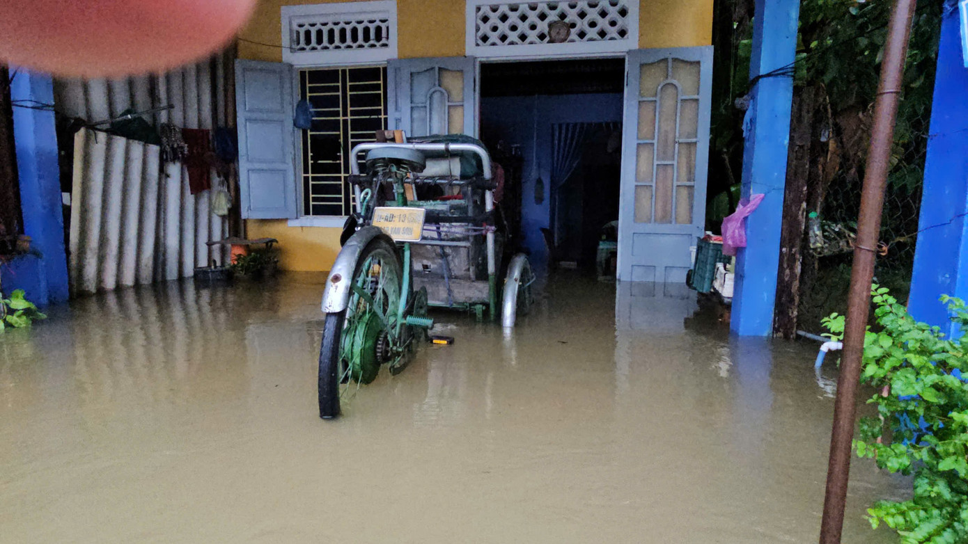 Một nhà dân tại An Cựu bị ngập sâu. ngap-lut-hue-13.jpg